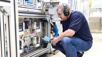 Buckschs Mitstreiter Bernhard Kohl untersucht, woher der erhöhte Druckluftverbrauch kommt.