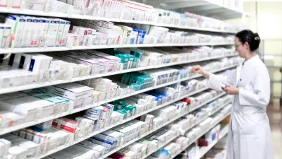 In den raumhohen Regalen der Zentralapotheke des RKK Freiburgs werden Medikamente für 14 Kliniken bereitgehalten.