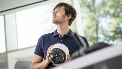 Mann mit Brandmelder