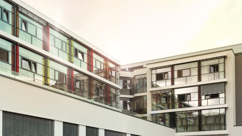 Blick auf Fensterfront des Klinikums