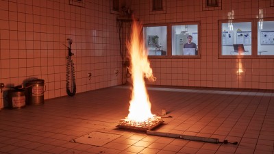 Vom Kontrollraum aus überwacht Robert Rett die Versuchsabläufe bei Bosch Energy and Building Solutions GmbH