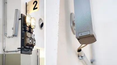 Alt trifft neu: Moderne Bosch-Lautsprecher hängen neben älteren Messgeräten.