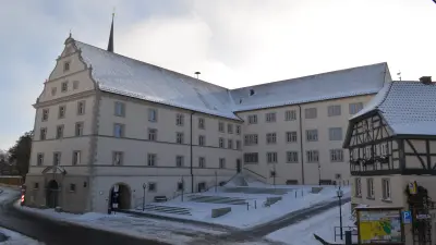 Außenansicht des Amtshaus Fladungen mit Schnee