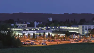 Beleuchtetes Firmengelände bei Nacht