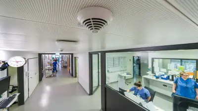 Pflegepersonal bei der Arbeit auf Station