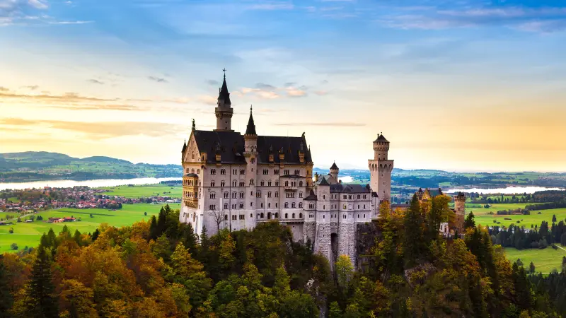 Außenansicht des Schloss Neuschwanstein, umgeben von Wald