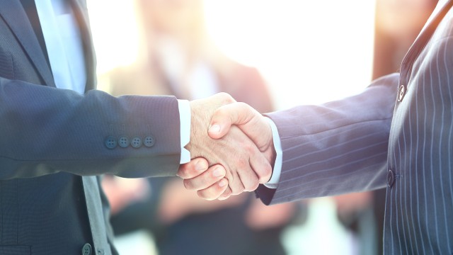 Bosch Energy and Building Solutions Referenzkunde Berliner Sparkasse Hände schütteln