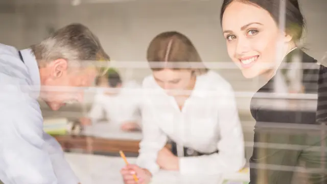 Als Partner für Gebäudesicherheit erstellen unterschiedliche Personen in Gruppenarbeit eine Risikoanalyse für Gebäude