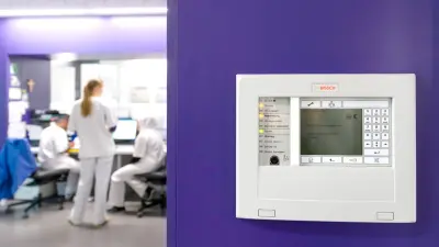 On each floor at the hospital a control unit receives the alarm of the installed smoke detectors from Bosch Energy and Building Solutions.