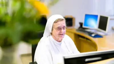 Sister Helene welcomes the patients at the welcome desk.